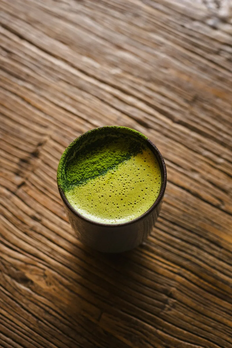 Matcha em uma xícara de cerâmica sobre a mesa