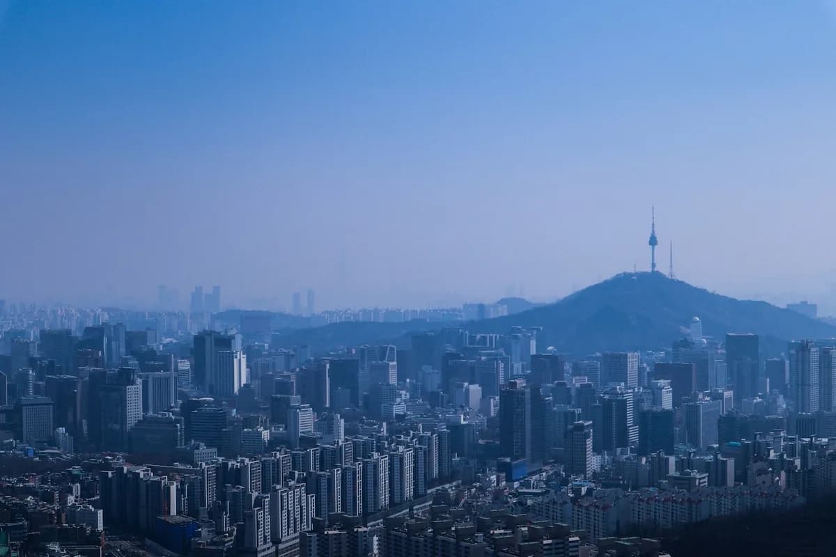 Vista de Seul com a Torre Namsan ao fundo