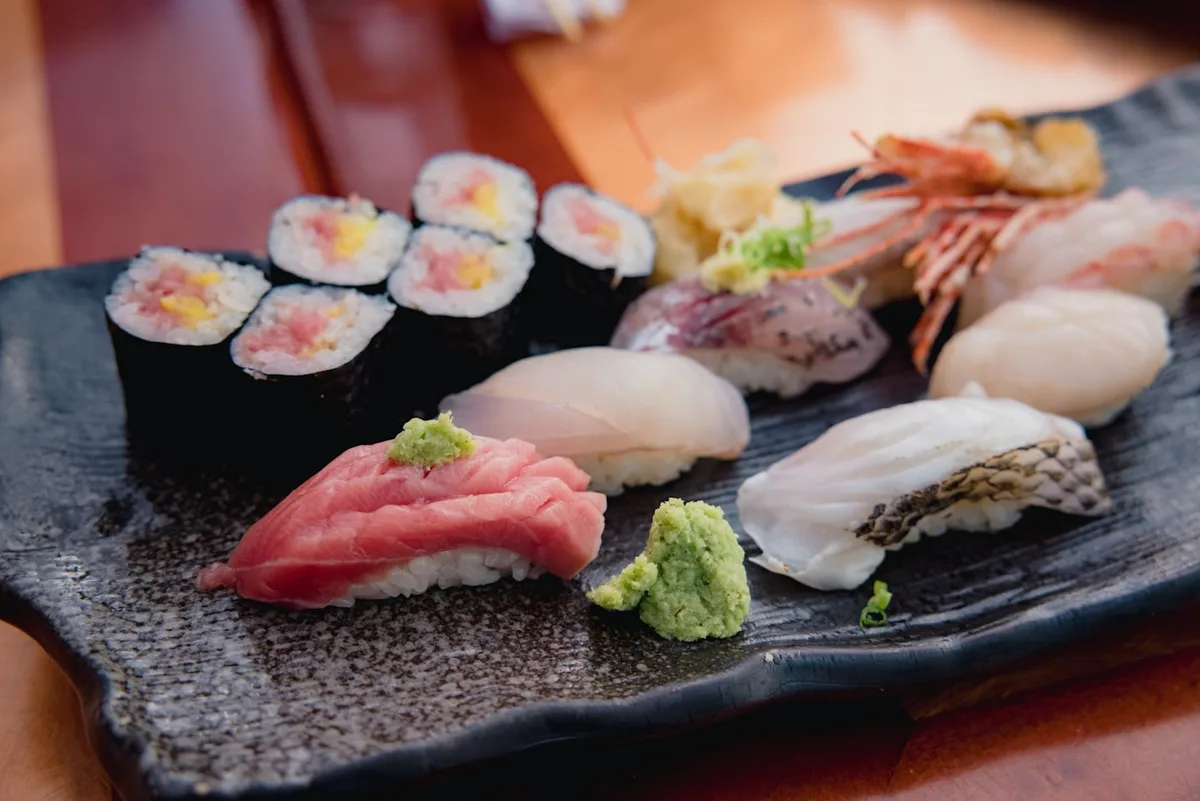 Seleção de sushi sobre um prato de cerâmica